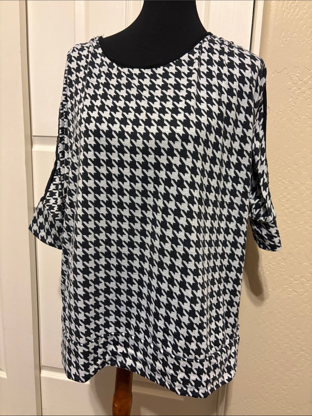 Women’s Black and White Houndstooth Short Sleeve Top